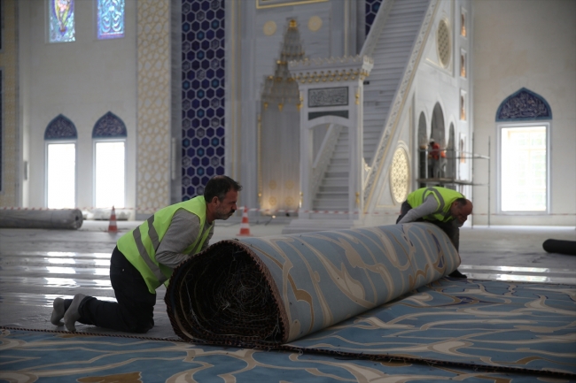 Çamlıca Camii'nin özel tasarım halıları serilmeye başlandı